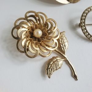 Golden Flower Brooch 1970's Mid century Modern revival with faux pearl** Estate